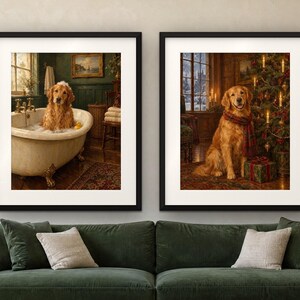 Op de afbeelding: Twee ingelijste wandafbeeldingen boven een groene bank. De linker afbeelding toont een golden retriever in een bad op pootjes met zeepsop. De rechter afbeelding toont een golden retriever met een geruite sjaal naast een kerstboom.