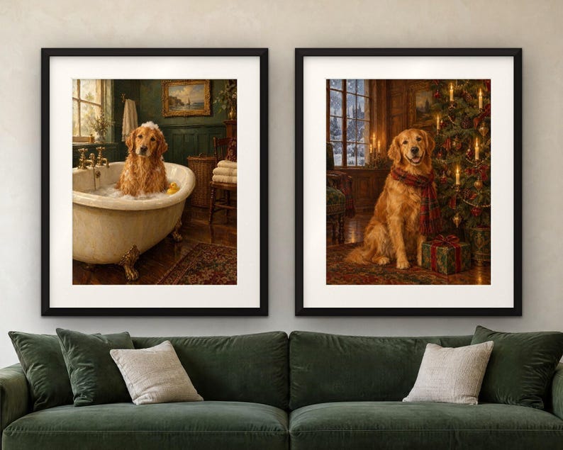 Op de afbeelding: Twee ingelijste wandafbeeldingen boven een groene bank. De linker afbeelding toont een golden retriever in een bad op pootjes met zeepsop. De rechter afbeelding toont een golden retriever met een geruite sjaal naast een kerstboom.