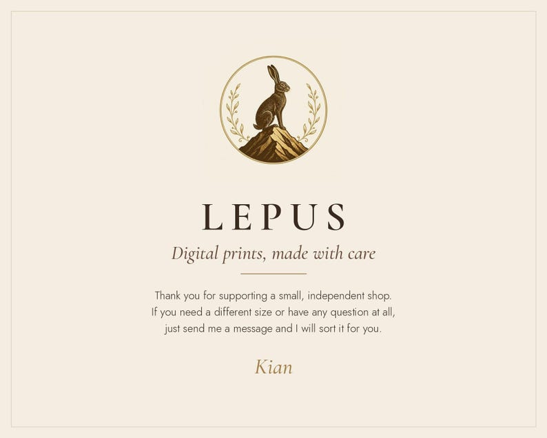 K&ouml;nnte beinhalten: Eine cremefarbene Informationskarte mit einem kreisf&ouml;rmigen Logo, das einen braunen Hasen auf einem Berggipfel zeigt. Der Text lautet LEPUS, Digital prints, made with care, gefolgt von einer Nachricht zur Unterst&uuml;tzung eines kleinen Ladens und dem Namen Kian.