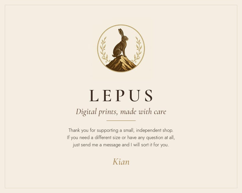 Pode incluir: Um gr&aacute;fico de cor creme com um log&oacute;tipo circular de uma lebre castanha sentada no topo de uma montanha. Abaixo do log&oacute;tipo, o texto diz: LEPUS, Digital prints, made with care, seguido de uma mensagem de apoio e o nome Kian.