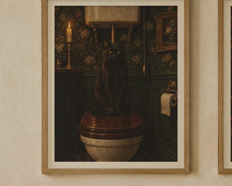Pu&ograve; includere: Una stampa artistica da parete incorniciata che raffigura un gatto nero seduto su un sedile del water in legno in un bagno verde scuro. La scena include una candela accesa in un portacandele in ottone, una cassetta di scarico alta e carta igienica.