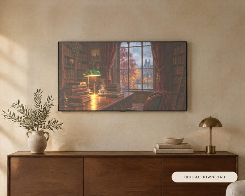K&ouml;nnte beinhalten: Ein rechteckiger Wandkunstdruck, der das Innere einer Bibliothek mit einem Schreibtisch, B&uuml;cherstapeln, einer gr&uuml;nen Bankerlampe und einem gro&szlig;en Fenster mit Blick auf eine herbstliche Landschaft mit roten Vorh&auml;ngen in einem schwarzen Rahmen zeigt.