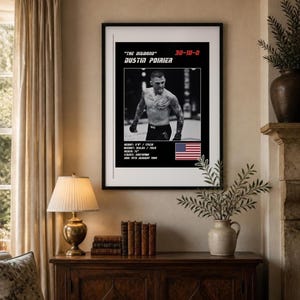 Może przedstawiać: Oprawiony czarno-biały plakat ze zdjęciem Dustina Poiriera, tekstem "The Diamond" Dustin Poirier, jego rekordem 30-10-0 oraz danymi fizycznymi, w tym wzrostem 175cm, wagą 70kg, zasięgiem 72", pozycją southpaw i datą urodzenia.