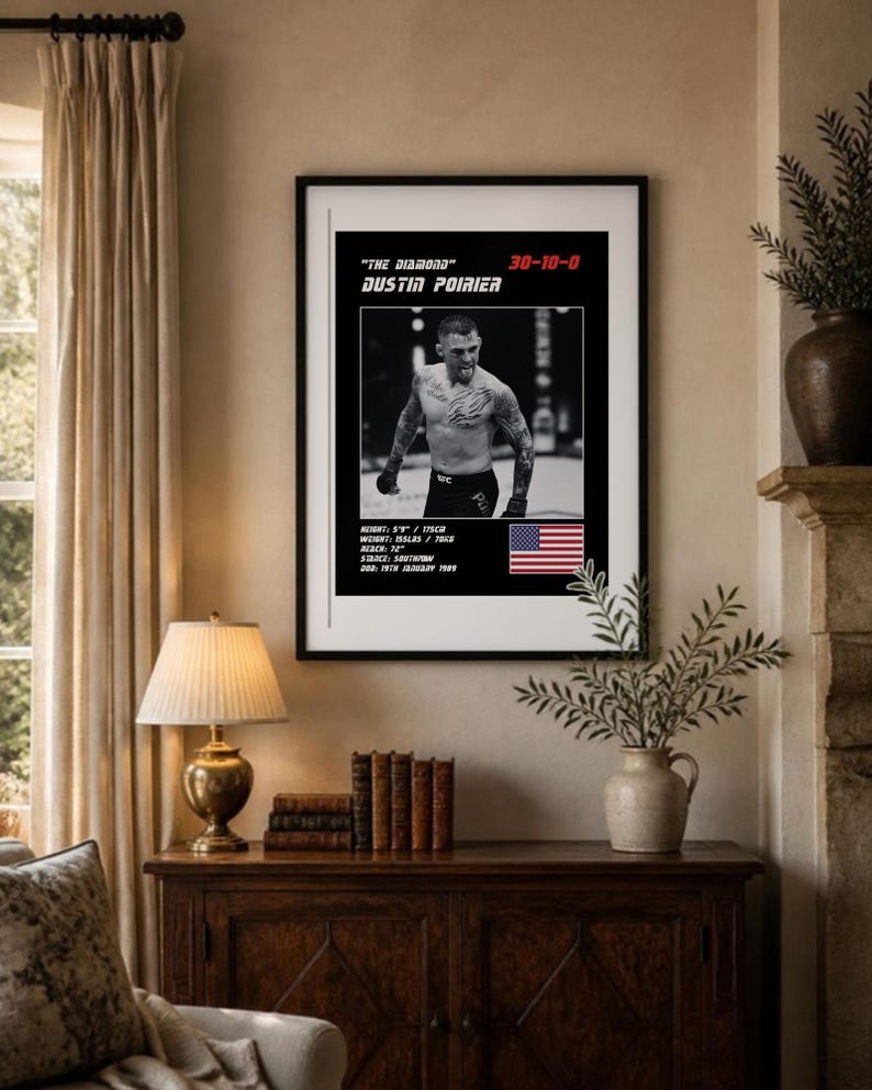 Może przedstawiać: Oprawiony czarno-biały plakat ze zdjęciem Dustina Poiriera, tekstem "The Diamond" Dustin Poirier, jego rekordem 30-10-0 oraz danymi fizycznymi, w tym wzrostem 175cm, wagą 70kg, zasięgiem 72", pozycją southpaw i datą urodzenia.