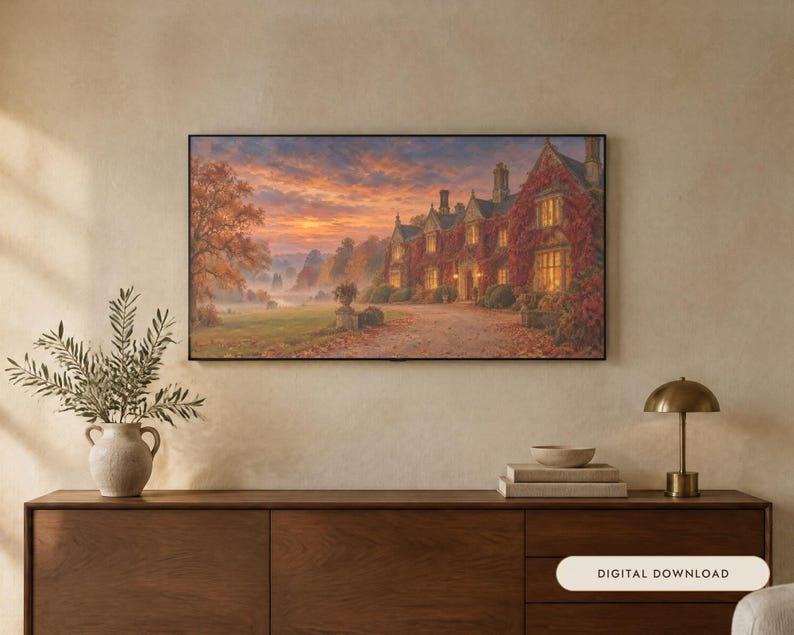 Op de afbeelding: Een rechthoekige wandkunstprint met een groot stenen landhuis bedekt met herfstbladeren bij zonsondergang. De sc&egrave;ne bevat een grindpad, gouden bomen en een mistig landschap onder een levendige oranje en paarse lucht. De tekst luidt Digital Download.