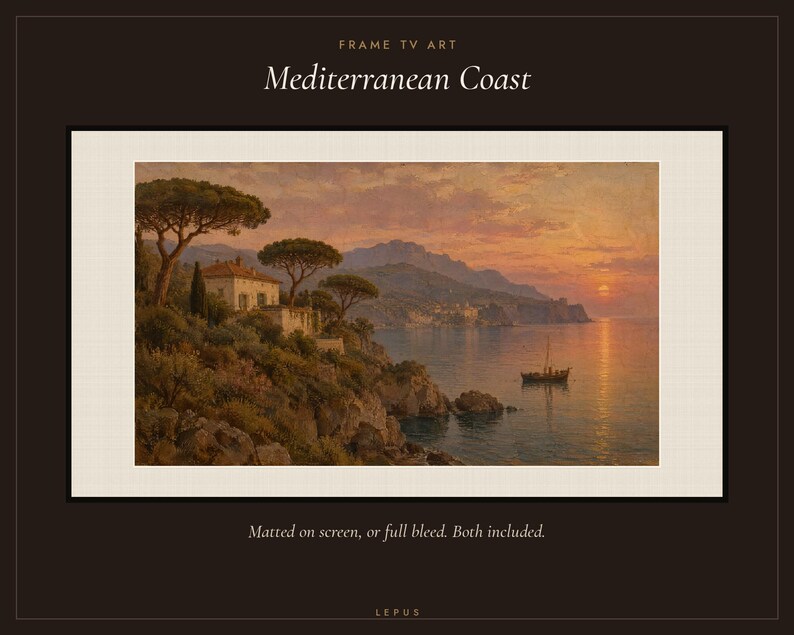 Op de afbeelding: Digitale kunst voor een televisiescherm getiteld Mediterranean Coast. De afbeelding toont een kustlandschap bij zonsondergang met een villa op een klif, pijnbomen, bergen en een kleine boot op het water. Tekst: FRAME TV ART, Mediterranean Coast, Matted on screen, or full bleed. Both included, en LEPUS.