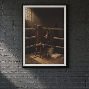 Pode incluir: Uma impress&atilde;o de arte de parede emoldurada retratando o canto de um ringue de boxe com cordas gastas, um par de luvas de boxe de couro vermelho escuro penduradas no poste, um pequeno banco de madeira, um balde branco e uma toalha branca dobrada.