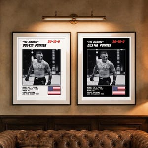 Może przedstawiać: Dwa oprawione plakaty z czarno-białym zdjęciem Dustina Poiriera. Tekst zawiera "The Diamond", "30-10-0", "Dustin Poirier" oraz jego wzrost, wagę, zasięg, styl walki, datę urodzenia i flagę Stan&oacute;w Zjednoczonych.