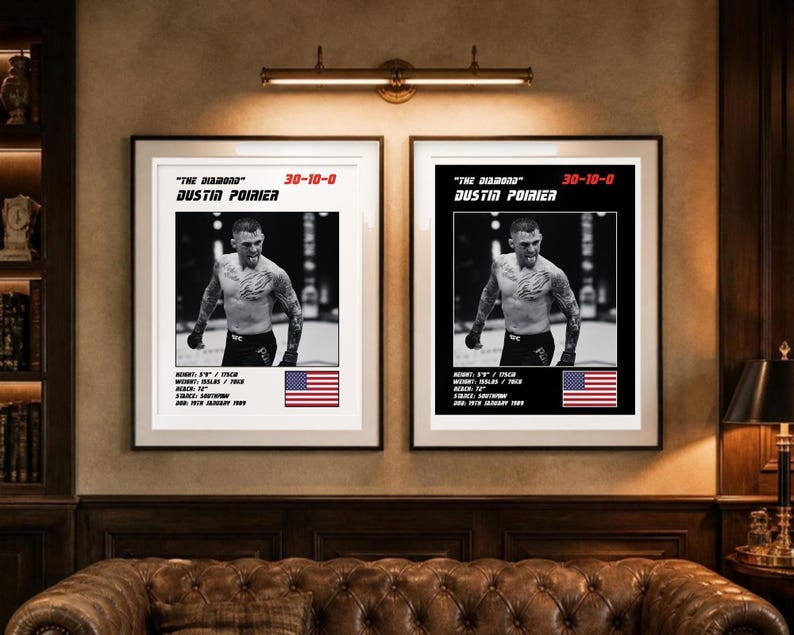 Może przedstawiać: Dwa oprawione plakaty z czarno-białym zdjęciem Dustina Poiriera. Tekst zawiera "The Diamond", "30-10-0", "Dustin Poirier" oraz jego wzrost, wagę, zasięg, styl walki, datę urodzenia i flagę Stan&oacute;w Zjednoczonych.