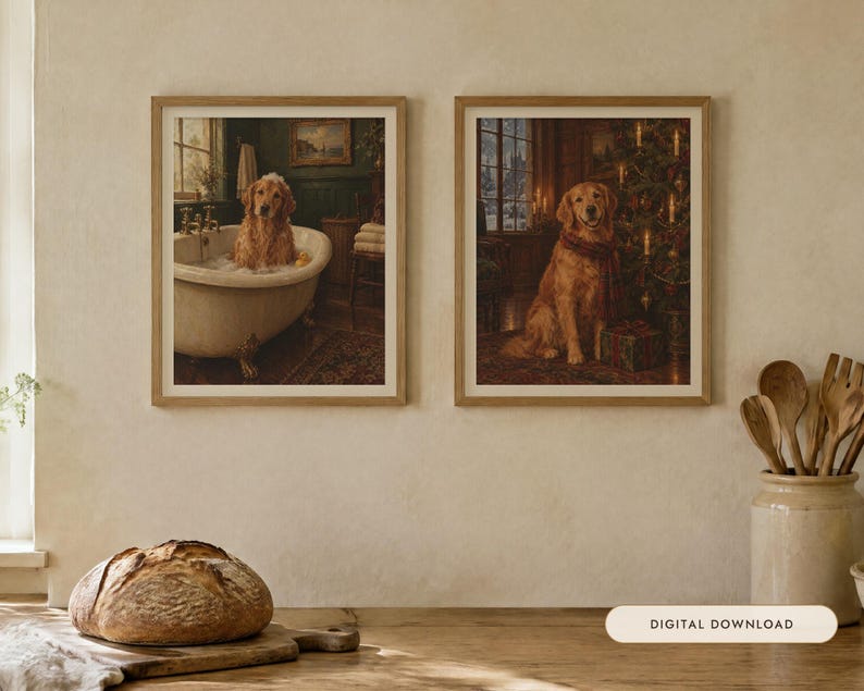 Op de afbeelding: Twee ingelijste wandprints met golden retrievers. De linker print toont een hond in een bad op pootjes met zeepsop. De rechter print toont een hond met een sjaal naast een kerstboom. Tekst luidt DIGITAL DOWNLOAD.