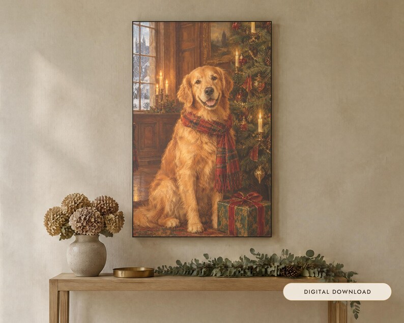 Op de afbeelding: Een ingelijste wandkunstprint met een golden retriever die een rood-groene geruite sjaal draagt, zittend naast een versierde kerstboom met brandende kaarsen en een ingepakt cadeau, in een kamer met een raam dat een besneeuwd landschap toont.