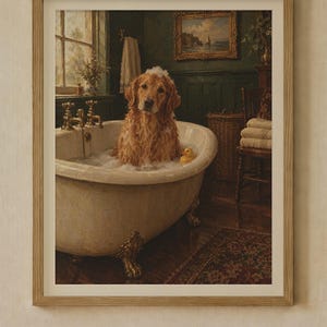 Op de afbeelding: Een ingelijste kunstdruk met een golden retriever in een wit bad op pootjes gevuld met zeepsop. De hond heeft schuim op zijn kop en er drijft een gele badeend naast. De badkamer heeft donkergroene muren in de achtergrond.