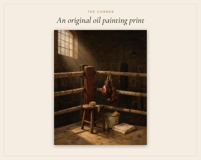 Pode incluir: Uma impress&atilde;o de pintura a &oacute;leo original intitulada THE CORNER apresentando o canto de um ringue de boxe com cordas gastas, um banco de madeira, luvas de boxe de couro marrom penduradas, um balde e um pano branco sob a luz de uma janela.