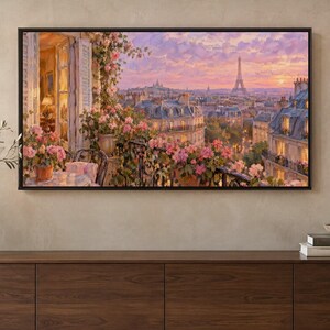 K&ouml;nnte beinhalten: Ein rechteckiger gerahmter Kunstdruck, der einen Balkonblick auf Paris bei Sonnenuntergang zeigt. Die Szene umfasst rosa Blumen in T&ouml;pfen, ein schmiedeeisernes Gel&auml;nder und ein Stadtbild mit dem Eiffelturm unter einem violetten Himmel.