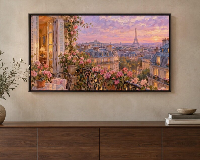 K&ouml;nnte beinhalten: Ein rechteckiger gerahmter Kunstdruck, der einen Balkonblick auf Paris bei Sonnenuntergang zeigt. Die Szene umfasst rosa Blumen in T&ouml;pfen, ein schmiedeeisernes Gel&auml;nder und ein Stadtbild mit dem Eiffelturm unter einem violetten Himmel.