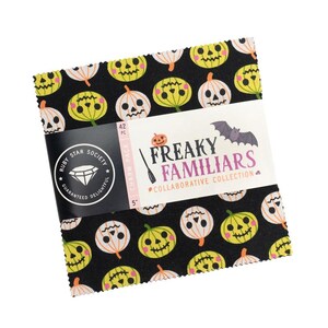 Peut inclure: Un ensemble de carrés de tissu sur le thème d'Halloween, chacun mesurant 12,7 cm, avec des visages de citrouilles sur un fond noir. L'étiquette indique "Freaky Familiars Collaborative Collection" et "Ruby Star Society". Le paquet contient 42 pièces.