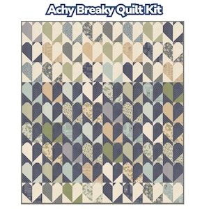 Puede incluir: Un kit de edredón con un patrón en forma de corazón en tonos de azul, verde y beige. El edredón presenta un diseño repetido de corazones, con varios patrones de tela. El texto "Achy Breaky Quilt Kit" está en la parte superior.
