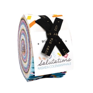 Peut inclure: Un paquet roulé de bandes de tissu colorées, présentant une variété de motifs et de couleurs. Le paquet est noué avec un ruban noir avec du texte doré. Une étiquette blanche avec le texte "Salutations" est attachée.