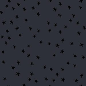 Könnte beinhalten: Dunkelblauer Hintergrund mit einem Streumuster aus schwarzen, handgezeichneten Sternen. Die Sterne variieren in Größe und Ausrichtung und erzeugen ein skurriles, himmlisches Design. Dieses Muster eignet sich für Stoffe, Tapeten oder andere dekorative Anwendungen.