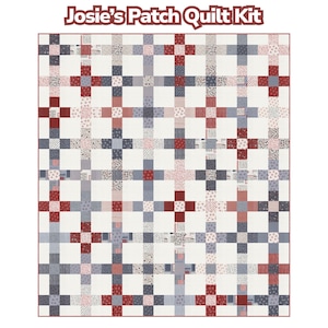 Könnte beinhalten: Ein Patchwork-Quilt-Kit mit einem Rastermuster. Der Quilt hat Quadrate aus weißen, roten und blauen Stoffen. Der Text "Josie's Patch Quilt Kit" steht oben. Der Quilt hat einen roten Rand.