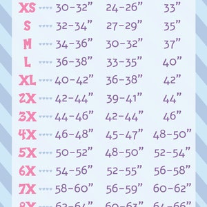 Puede incluir: Una tabla de tallas con medidas para el pecho, la cintura y las caderas en pulgadas. La tabla incluye tallas XS a 8X. La tabla est&aacute; sobre un fondo azul claro con corazones rosas y un borde rosa.