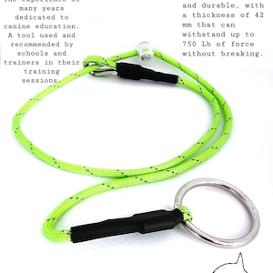 Pode incluir: Uma trela de treino para cães verde néon feita de corda de nylon 100%. A trela tem um anel de metal prateado e uma pega preta. O texto diz que a trela é altamente resistente e durável, com uma espessura de 42 mm.