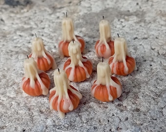 Scala 1:12 - candela che gocciola su una piccola zucca.