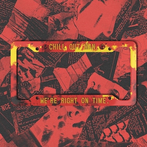 Puede incluir: Un marco de matrícula rojo y amarillo con el texto "CHILL OUT MAN" y "WE'RE RIGHT ON TIME." El fondo presenta un collage de imágenes rojas y negras.