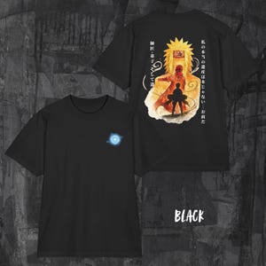 Peut inclure: T-shirts noirs avec des graphismes de style anime. L'un des t-shirts présente un symbole d'énergie bleu sur la poitrine. L'autre affiche une illustration vibrante de personnages avec du texte japonais. Le mot "BLACK" est imprimé en blanc.