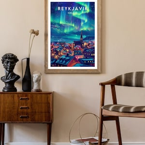 Pode incluir: Um p&ocirc;ster de viagem vintage com uma vista da cidade de Reykjavik, Isl&acirc;ndia, com a aurora boreal no c&eacute;u. O p&ocirc;ster tem uma moldura de madeira e o texto "REYKJAVIK ICELAND" no topo.