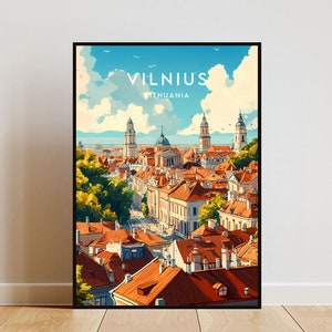 Puede incluir: Una ilustración colorida de la ciudad de Vilnius, Lituania. La imagen muestra un paisaje urbano con techos de tejas rojas, edificios altos y un cielo azul con nubes blancas. El texto "VILNIUS LITHUANIA" está impreso en blanco en la parte superior de la imagen.