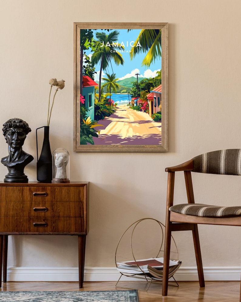 Op de afbeelding: Een vintage reisposter met een houten lijst met een kleurrijke illustratie van een straatbeeld in Jamaica. De poster vermeldt "Jamaica, Caribbean".