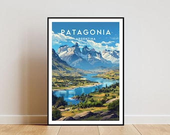 Op de afbeelding: Een vintage reisposter met een schilderachtig uitzicht op bergen en een meer in Patagonië, Argentinië. De poster heeft een blauwe lucht met witte wolken en de tekst "PATAGONIA ARGENTINA" in wit.