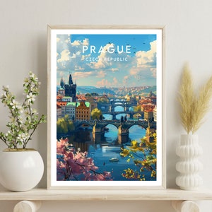Puede incluir: Una ilustraci&oacute;n colorida de Praga, Rep&uacute;blica Checa, que presenta una ciudad con un puente sobre un r&iacute;o. La ilustraci&oacute;n est&aacute; en un estilo de p&oacute;ster de viaje vintage con el texto "Praga, Rep&uacute;blica Checa" en la parte superior.