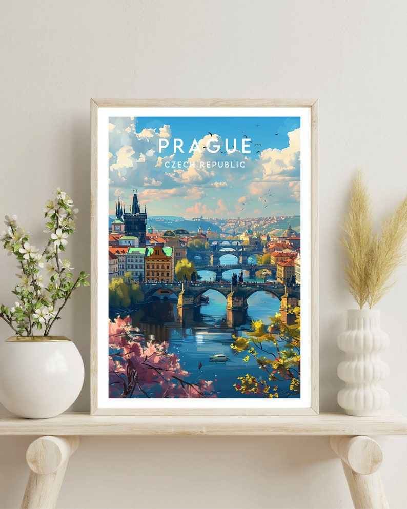 Puede incluir: Una ilustraci&oacute;n colorida de Praga, Rep&uacute;blica Checa, que presenta una ciudad con un puente sobre un r&iacute;o. La ilustraci&oacute;n est&aacute; en un estilo de p&oacute;ster de viaje vintage con el texto "Praga, Rep&uacute;blica Checa" en la parte superior.
