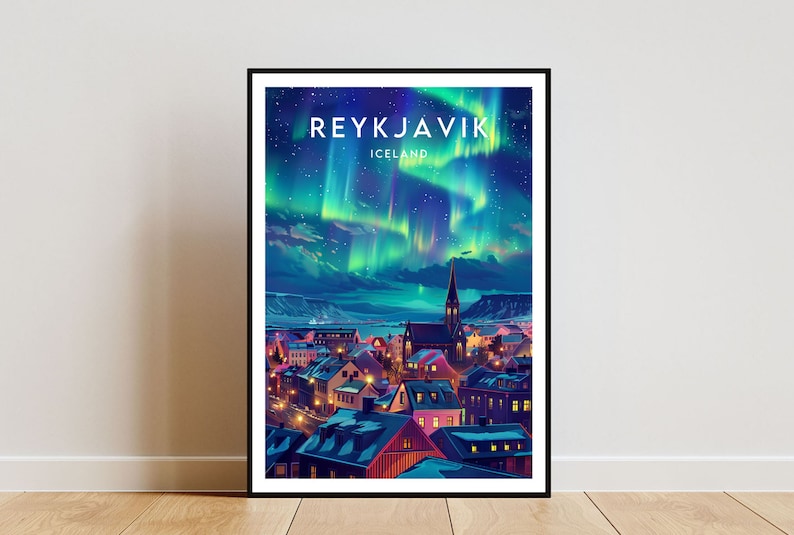 Pode incluir: Um p&ocirc;ster colorido com uma vista da cidade de Reykjavik, Isl&acirc;ndia, sob uma aurora boreal verde e azul vibrante. O p&ocirc;ster apresenta o texto "REYKJAVIK" e "ICELAND" em branco.