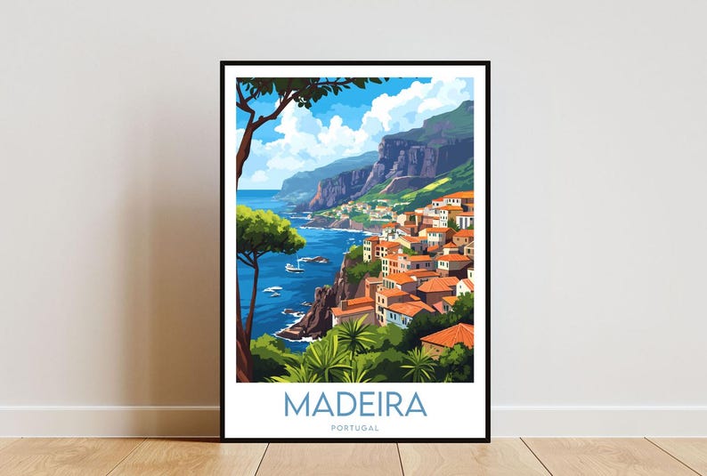 Pu&ograve; includere: Un'illustrazione colorata di una citt&agrave; costiera a Madeira, Portogallo. L'immagine presenta una citt&agrave; in collina con tetti in tegole rosse, un mare blu e alberi verdi lussureggianti. Il testo "MADEIRA PORTUGAL" &egrave; in basso nell'immagine.