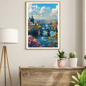 Puede incluir: Una ilustraci&oacute;n colorida de Praga, Rep&uacute;blica Checa, con una vista del Puente Carlos y el r&iacute;o Moldava. La ilustraci&oacute;n presenta un cielo azul con nubes blancas, &aacute;rboles verdes y una ciudad en el fondo.