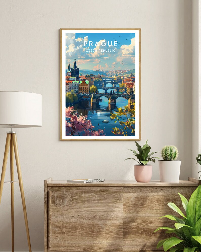 Puede incluir: Una ilustraci&oacute;n colorida de Praga, Rep&uacute;blica Checa, con una vista del Puente Carlos y el r&iacute;o Moldava. La ilustraci&oacute;n presenta un cielo azul con nubes blancas, &aacute;rboles verdes y una ciudad en el fondo.
