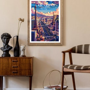 K&ouml;nnte beinhalten: Ein Vintage-Reiseposter mit einer farbenfrohen Illustration der Skyline von Las Vegas, einschlie&szlig;lich des Nachbaus des Eiffelturms und anderer ber&uuml;hmter Geb&auml;ude. Das Poster tr&auml;gt oben den Text "LAS VEGAS" und "UNITED STATES".