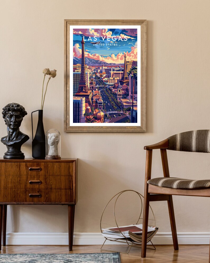 K&ouml;nnte beinhalten: Ein Vintage-Reiseposter mit einer farbenfrohen Illustration der Skyline von Las Vegas, einschlie&szlig;lich des Nachbaus des Eiffelturms und anderer ber&uuml;hmter Geb&auml;ude. Das Poster tr&auml;gt oben den Text "LAS VEGAS" und "UNITED STATES".