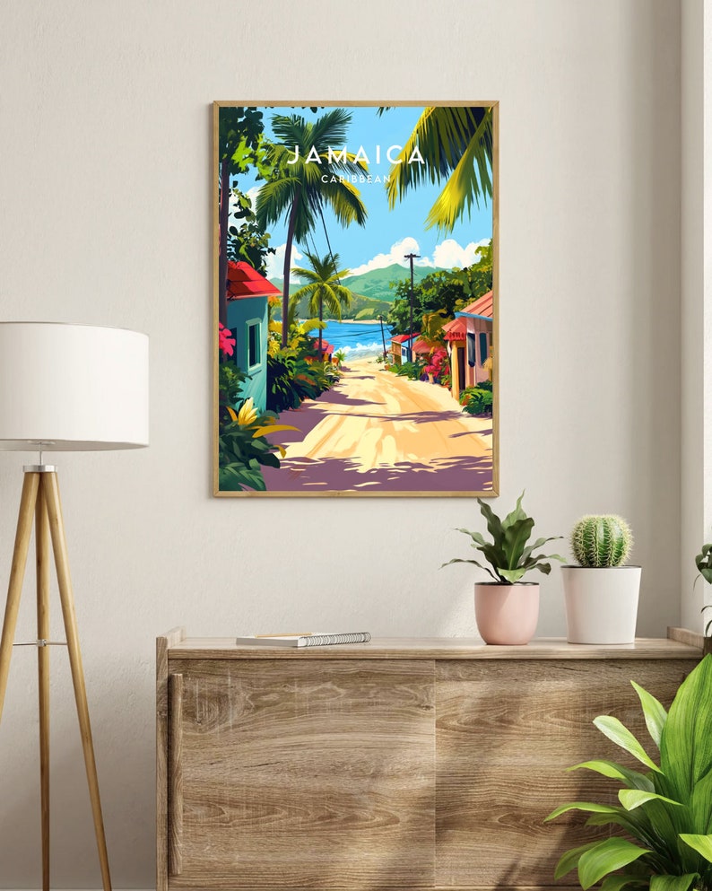 Op de afbeelding: Een kleurrijke illustratie van een tropische sc&egrave;ne in Jamaica. De afbeelding toont palmbomen, een onverharde weg en kleurrijke gebouwen. De tekst "Jamaica Caribbean" staat bovenaan de afbeelding.