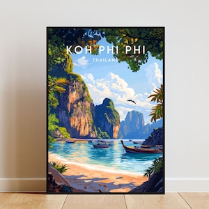 Può includere: Una stampa artistica incorniciata con una vista panoramica di Koh Phi Phi, Thailandia. L'opera raffigura una spiaggia tropicale con barche, scogliere e vegetazione lussureggiante sotto un cielo blu. Il testo "KOH PHI PHI THAILAND" è visualizzato in alto.