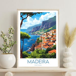 Pu&ograve; includere: Un'illustrazione colorata di una citt&agrave; costiera a Madeira, Portogallo. L'immagine mostra una citt&agrave; in collina con edifici colorati, un mare blu e scogliere verdi. Il testo "MADEIRA PORTUGAL" &egrave; in basso nell'immagine.