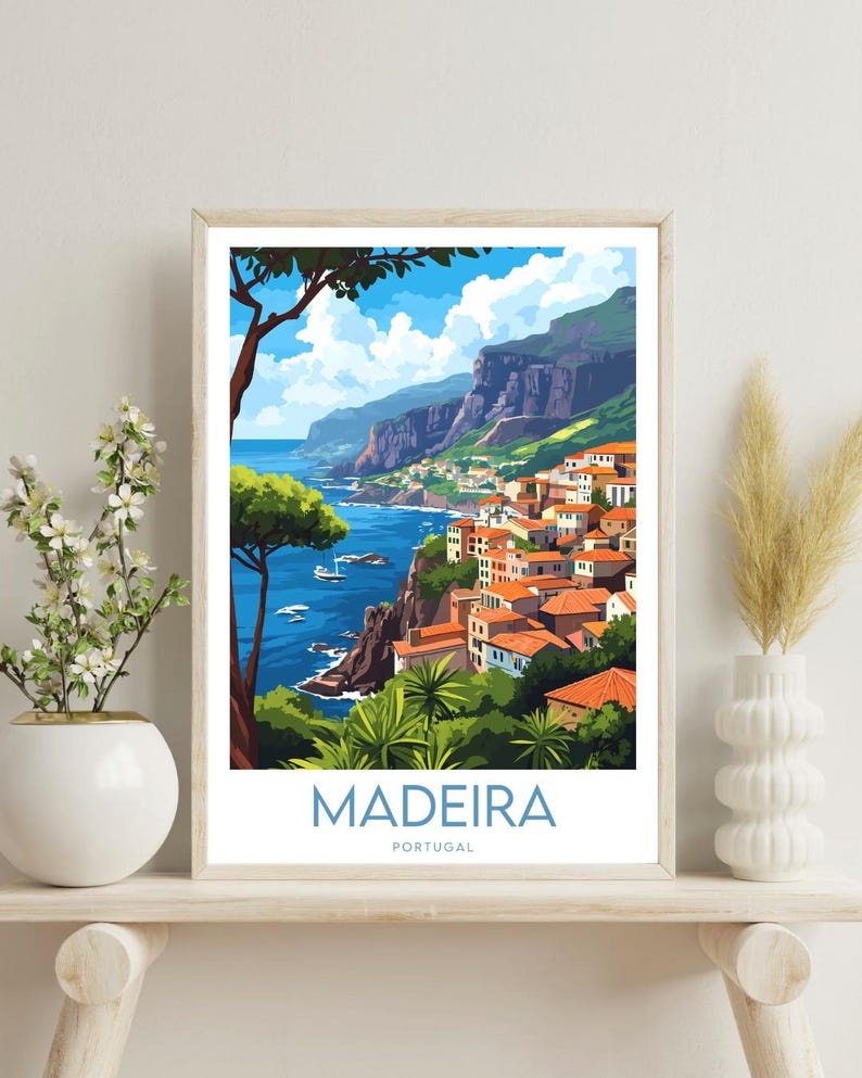Pu&ograve; includere: Un'illustrazione colorata di una citt&agrave; costiera a Madeira, Portogallo. L'immagine mostra una citt&agrave; in collina con edifici colorati, un mare blu e scogliere verdi. Il testo "MADEIRA PORTUGAL" &egrave; in basso nell'immagine.