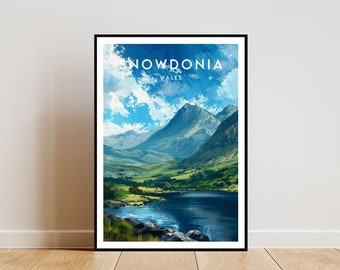 Op de afbeelding: Een poster met een schilderachtig uitzicht op Snowdonia National Park in Wales. De poster toont een bergketen met een meer op de voorgrond en een blauwe lucht met witte wolken.