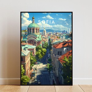 Puede incluir: Una ilustración colorida de la ciudad de Sofía, Bulgaria. La imagen presenta una gran iglesia con una cúpula verde en primer plano, con una calle bordeada de edificios y árboles que se extiende hacia la distancia. El texto "SOFIA BULGARIA" se muestra en letras blancas sobre un fondo de cielo azul.