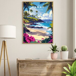 Puede incluir: Una impresi&oacute;n art&iacute;stica enmarcada de una escena de playa hawaiana. La obra presenta una playa de arena, agua turquesa, palmeras y flores rosas vibrantes. Las palabras "HAWAII UNITED STATES" est&aacute;n impresas en la parte superior.