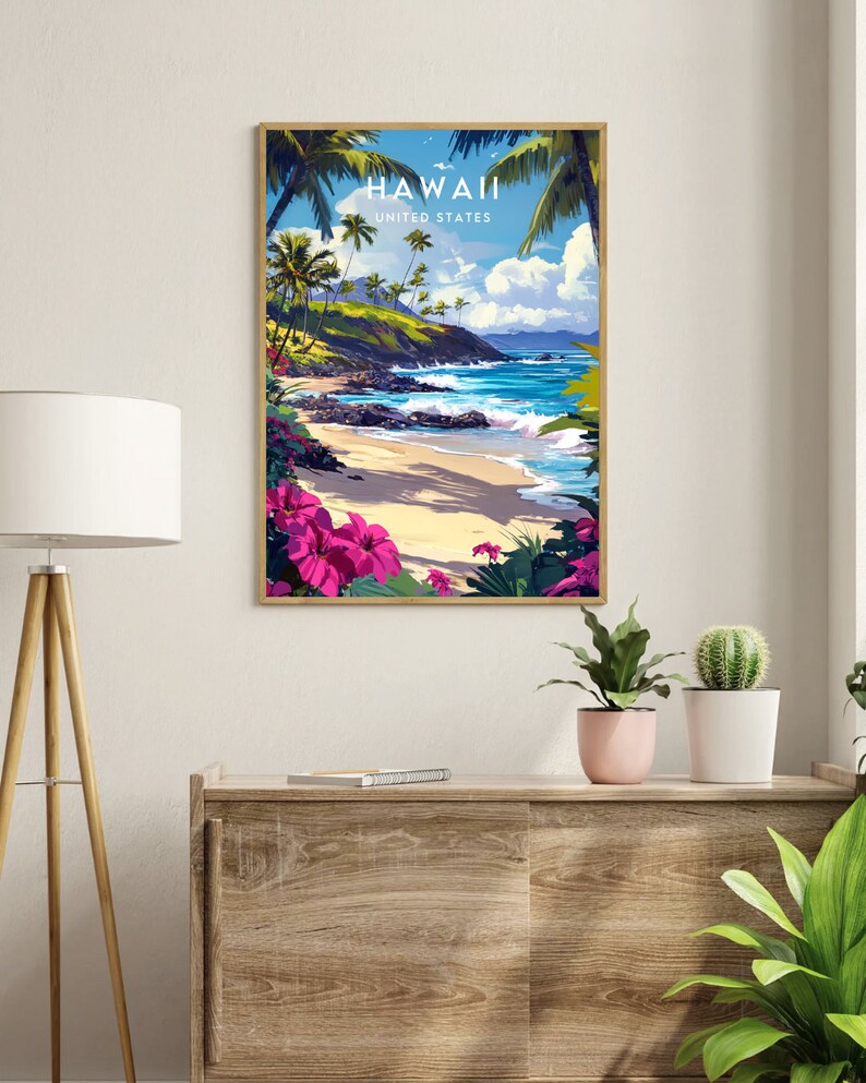 Puede incluir: Una impresi&oacute;n art&iacute;stica enmarcada de una escena de playa hawaiana. La obra presenta una playa de arena, agua turquesa, palmeras y flores rosas vibrantes. Las palabras "HAWAII UNITED STATES" est&aacute;n impresas en la parte superior.