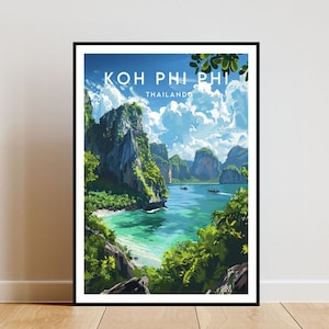 Może przedstawiać: Kolorowy plakat podróżniczy przedstawiający malowniczy widok Koh Phi Phi w Tajlandii. Plakat przedstawia turkusową zatokę otoczoną bujnymi zielonymi klifami i jasnoniebieskie niebo z puszystymi białymi chmurami. Tekst "KOH PHI PHI THAILAND" jest wydrukowany na górze plakatu na biało.
